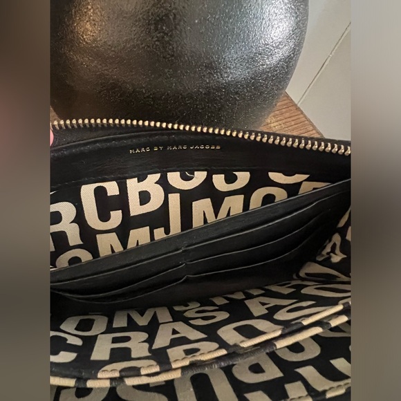 Marc Jacobs Zip Around Wallet - Picture 6 of 13